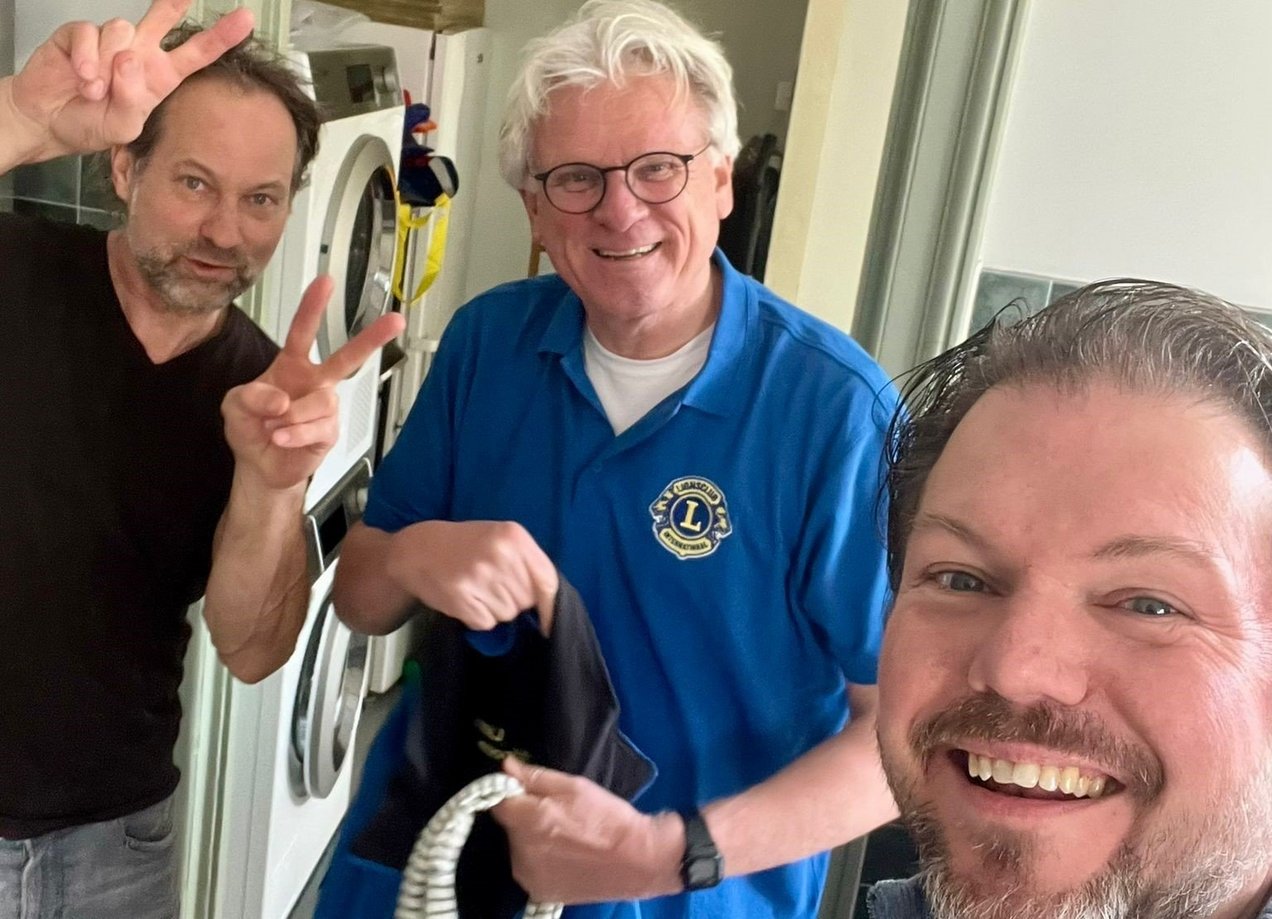 De lions mannen van maart koken een door AI geïnspireerde maaltijd.